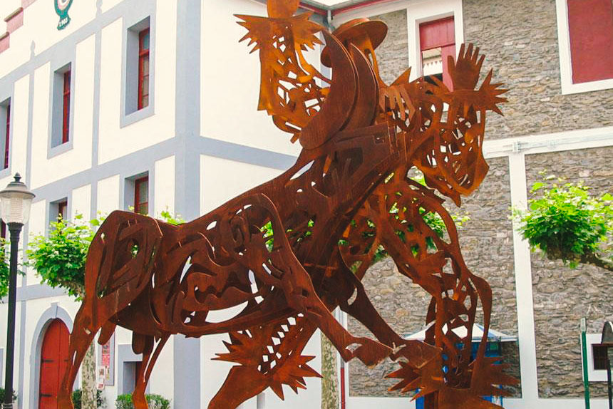 Tolosa Toro y arlequin eskultura